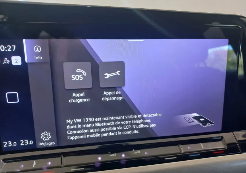 Écran tactile central de la Volkswagen Golf 2022 affichant les options d'appel d'urgence et dépannage.