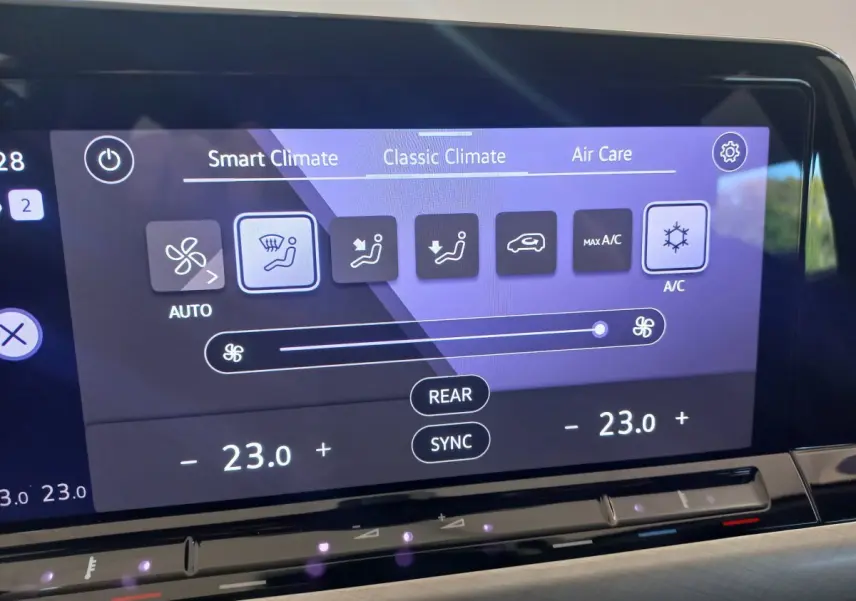 Écran tactile central de la Volkswagen Golf 2022 affichant les réglages de climatisation à 23°C en mode automatique.