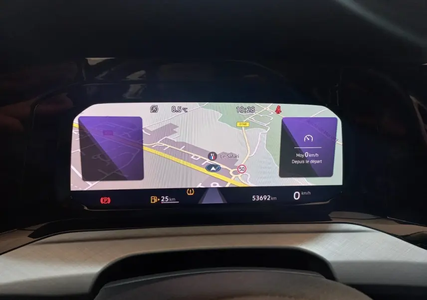 Affichage numérique du tableau de bord de la Volkswagen Golf 2022 montrant la navigation et les informations de conduite.