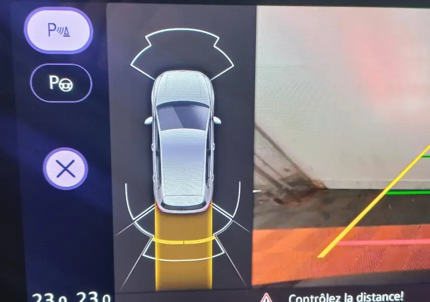 Affichage écran tactile montrant la vue aérienne du véhicule en gris avec assistance au stationnement active.