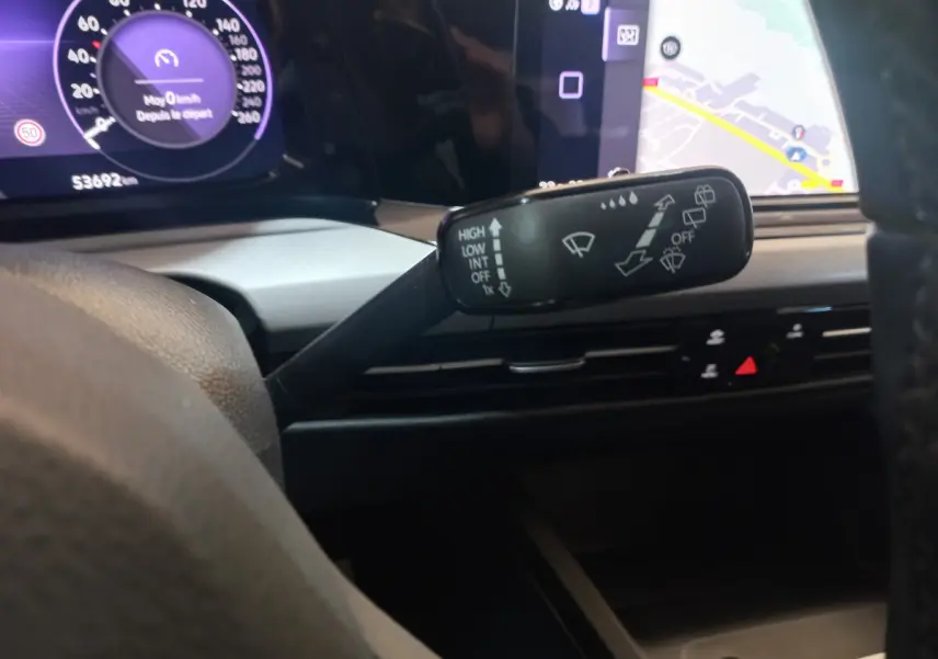 Gros plan sur la commande d’essuie-glace à gauche du volant dans l’habitacle d’une Volkswagen Golf bleue 2022.