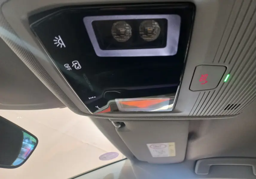 Vue intérieure du plafonnier avec bouton SOS rouge et éclairage LED dans une Volkswagen Golf bleue 2022