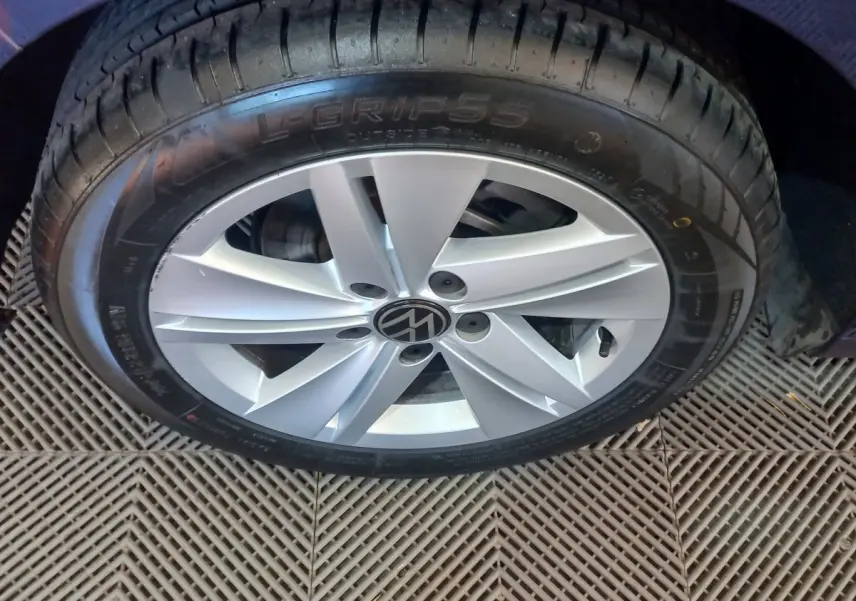 Gros plan sur la roue avant droite de la Volkswagen Golf bleu, mettant en valeur la jante argentée et le pneu L-Grip55.