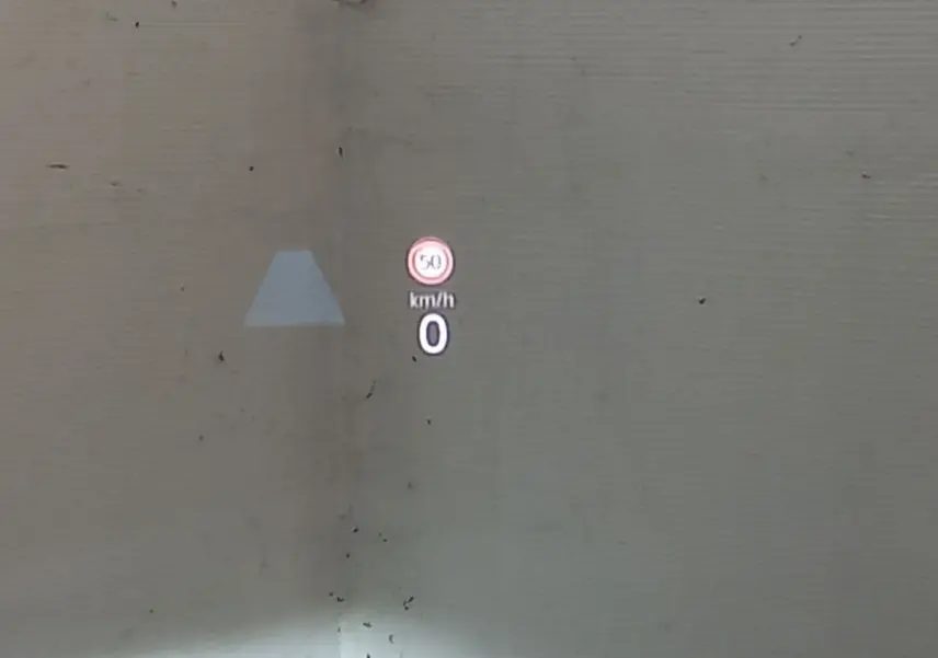 Affichage tête haute montrant la limitation à 50 km/h et vitesse 0 sur Volkswagen Golf bleu 2022.