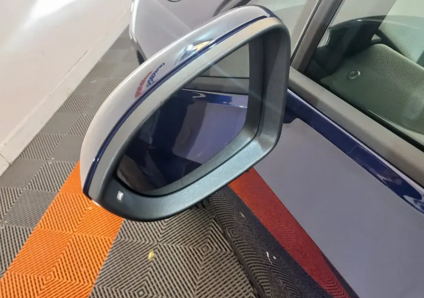 Rétroviseur extérieur côté gauche bleu de la Volkswagen Golf 1.5 ETSI 2022 avec logo R-Line visible.