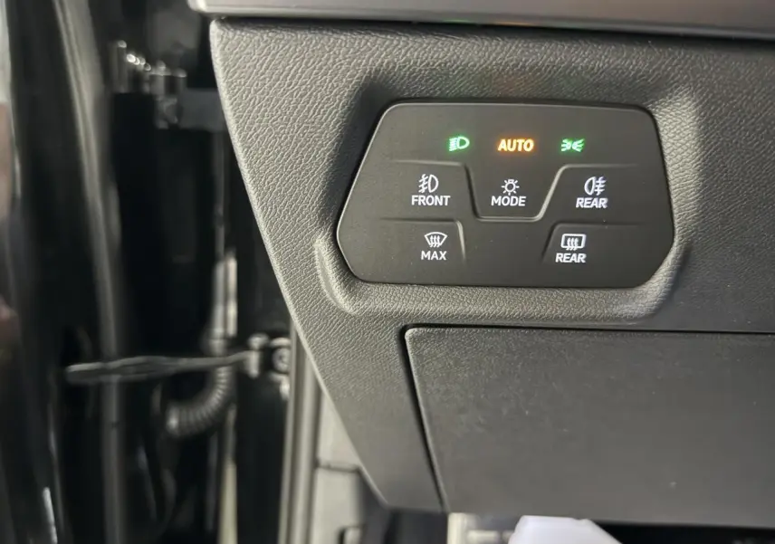 Gros plan sur les commandes d’éclairage et désembuage du tableau de bord noir du CUPRA Formentor Noir Night.