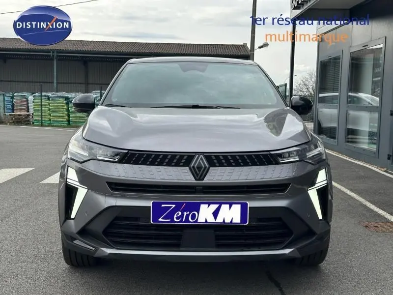 Vue avant du Renault Captur 2026 gris Cassiopée/Noir Étoilé avec signature lumineuse verticale distinctive.
