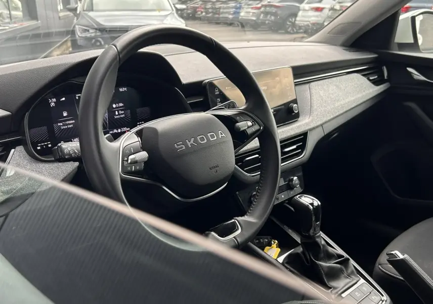 Vue intérieure côté conducteur du tableau de bord et volant cuir noir de la Skoda Scala TSI 116 DSG7 2025.