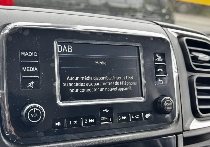 Gros plan sur l’écran tactile multimédia du tableau de bord du Peugeot Boxer Fourgon blanc, avec commandes et port USB visibles.