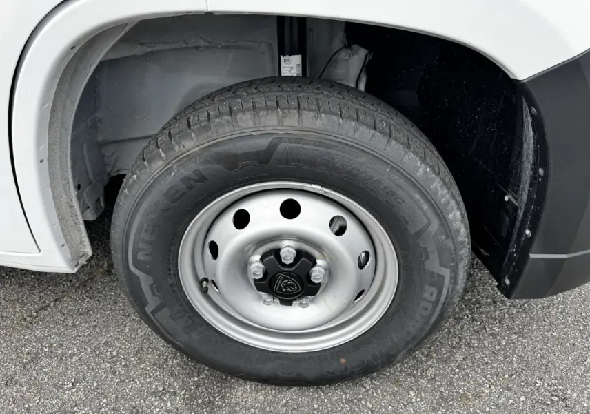 Gros plan sur la roue avant droite du Peugeot Boxer Fourgon blanc, avec jante acier et pneu Nexen visible.