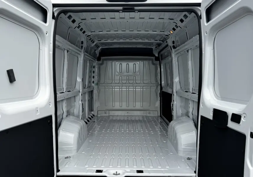 Vue arrière intérieure du Peugeot Boxer Fourgon blanc L2H2, montrant l'espace de chargement vide et la cloison pleine.