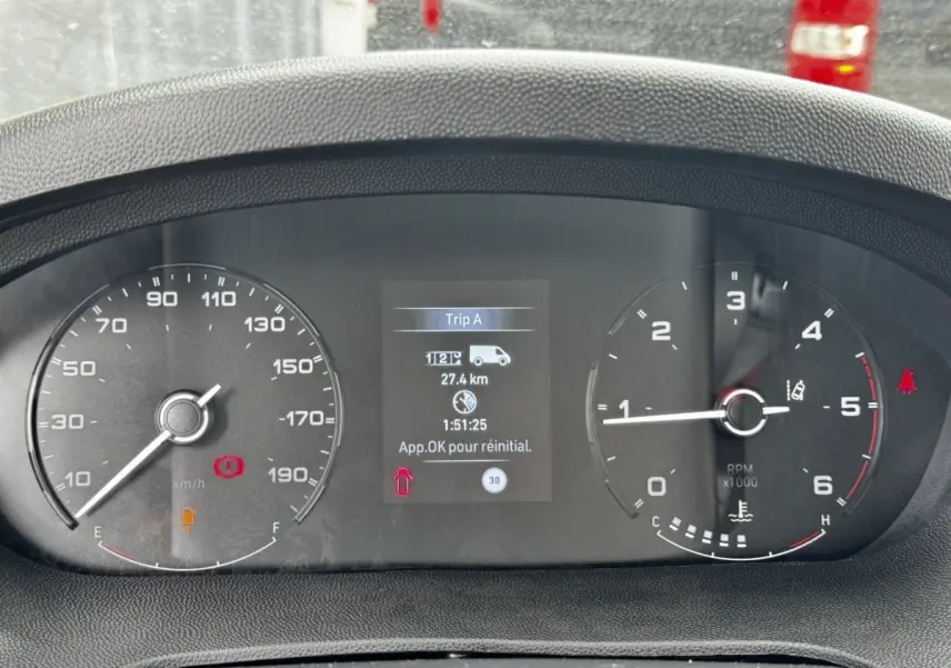 Gros plan sur le combiné d'instruments du Peugeot Boxer Fourgon 2026, affichage digital et compte-tours visibles.