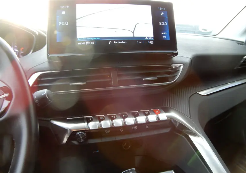 Tableau de bord du Peugeot 5008 blanc nacré 2021, vue intérieure centrée sur l'écran tactile et commandes piano.