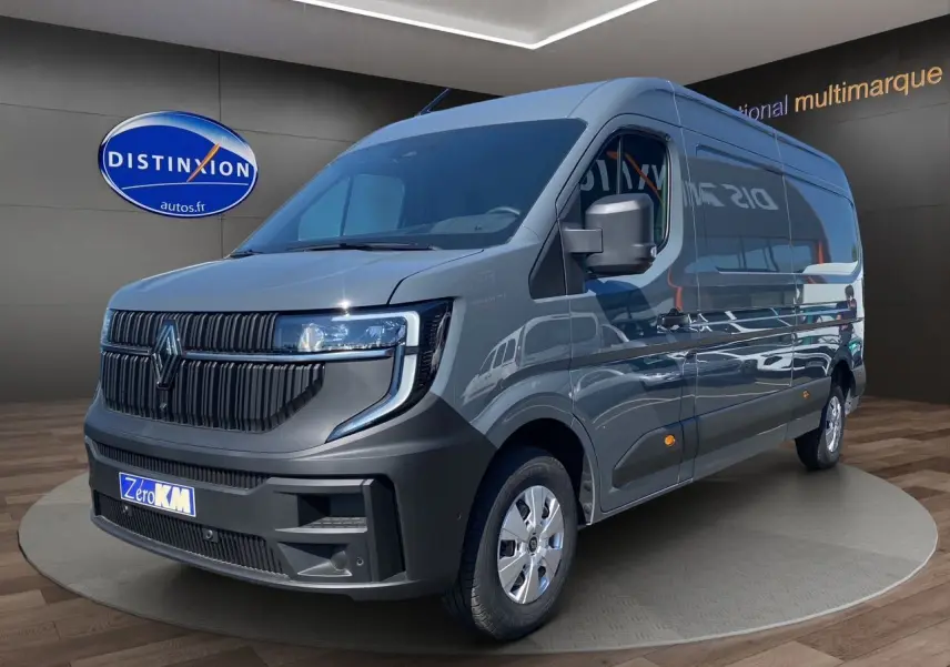 Renault Master Nouveau gris urbain vu en 3/4 avant droit avec calandre noire et jantes argentées.