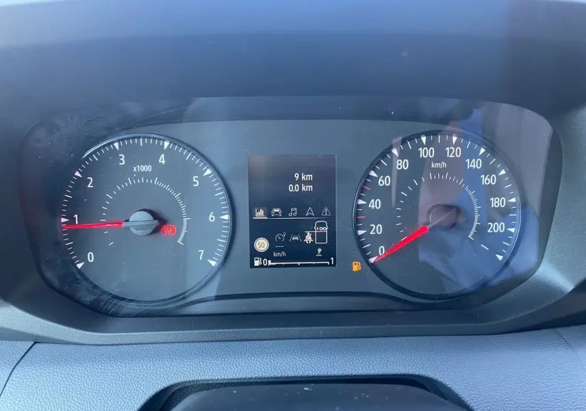 Vue rapprochée du combiné d'instruments du Renault Master 2025 gris urbain, affichant compte-tours et vitesse numérique.