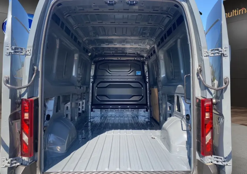 Vue arrière du Renault Master gris urbain 2025 avec portes ouvertes dévoilant l'espace de chargement vide et métallique.