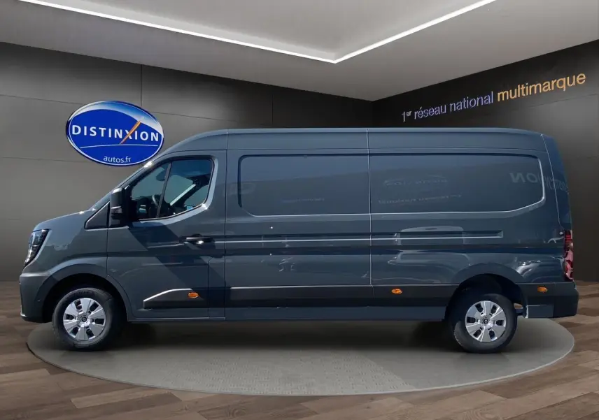 Renault Master gris urbain vu de profil côté gauche, fourgon utilitaire avec portes arrière tôlées ouvertes à 270°