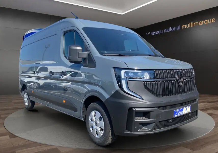 Renault Master gris urbain en 3/4 avant droit, fourgon utilitaire avec calandre noire et phares LED distinctifs.