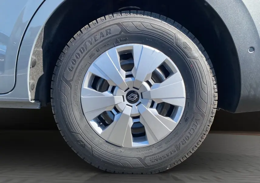 Gros plan sur la roue avant gauche du Renault Master 2025 gris urbain avec jante et pneu Goodyear tous temps.