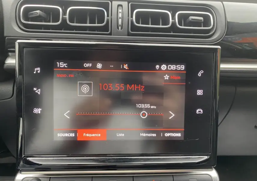 Écran tactile central de la Citroën C3 2023 affichant la radio FM à 103,55 MHz avec aérateurs noirs au-dessus.