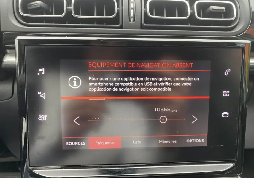 Écran tactile central de la Citroën C3 2023 affichant un message d'absence d'équipement de navigation.