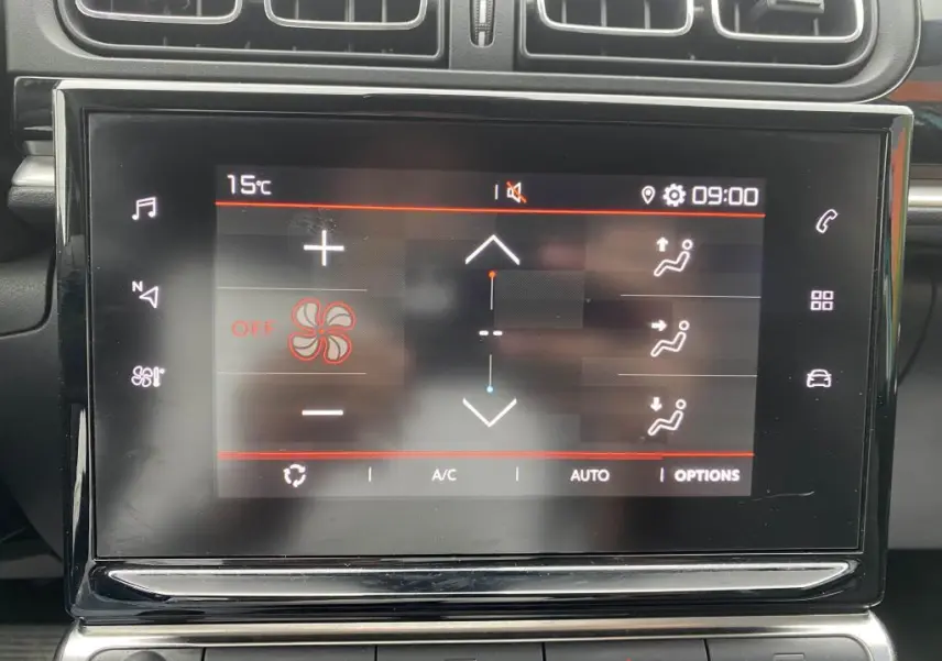 Écran tactile central de la Citroën C3 2023 affichant les commandes de climatisation et de navigation.