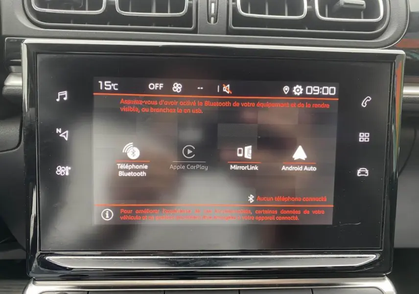 Écran tactile central du tableau de bord de la Citroën C3 2023, affichant les options Bluetooth et Android Auto.