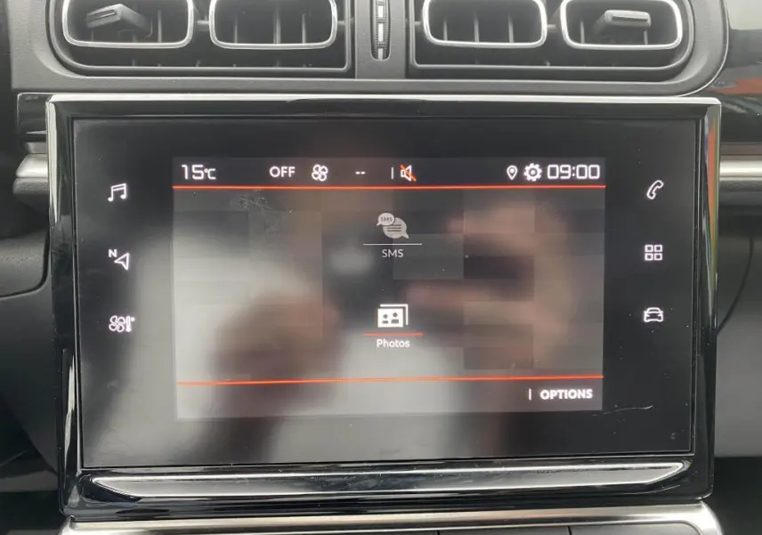 Écran tactile central de la Citroën C3 2023 Spring Azul avec interface MyCitroën Drive affichant SMS et photos.