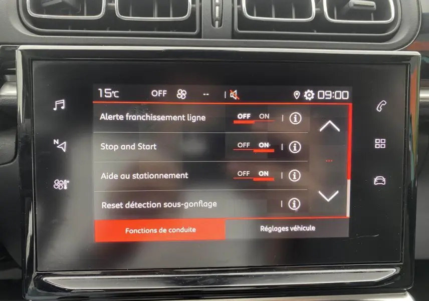 Écran tactile central de la Citroën C3 2023 affichant les réglages d’aides à la conduite, entouré de la console noire.