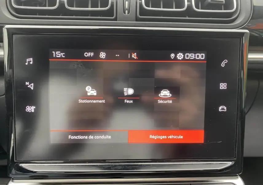 Écran tactile central de la Citroën C3 2023 affichant les réglages véhicule avec options stationnement, feux et sécurité.
