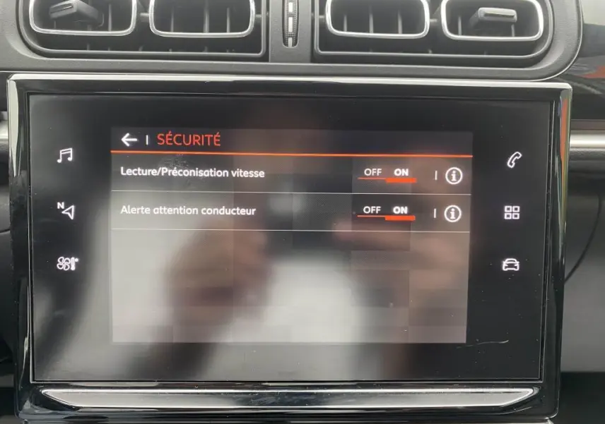 Écran tactile central affichant les réglages sécurité dans l'habitacle d'une Citroën C3 2023 Spring Azul toit noir.