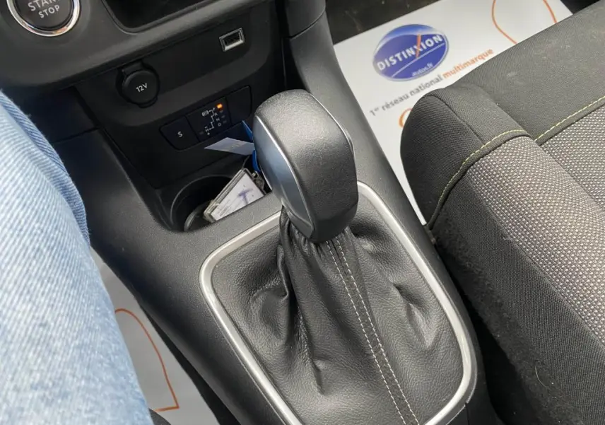 Gros plan sur le levier de vitesses automatique en cuir noir de la Citroën C3 2023, avec bouton start/stop visible.