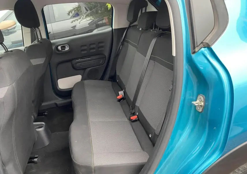 Vue intérieure arrière côté gauche de la Citroën C3 2023 Spring Azul avec banquette noire et détails gris.