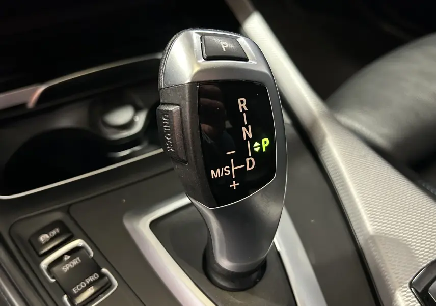 Le levier de vitesses automatique BMW 120iA M Sport 2019 en gros plan avec indication mode parking verte.