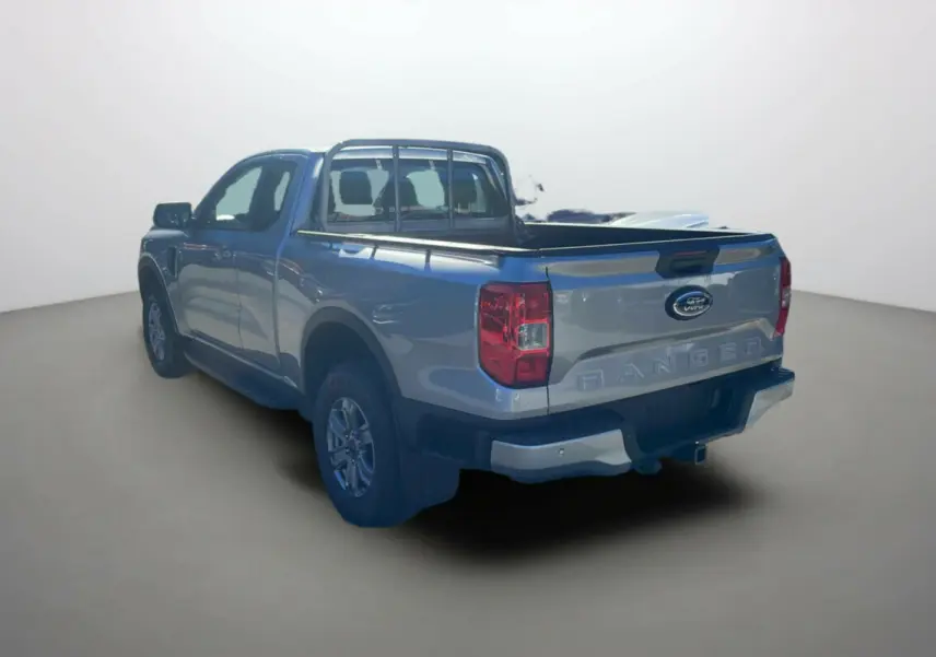 Ford Ranger gris iconic en vue 3/4 arrière droit, avec benne ouverte et arceau de sécurité visible.