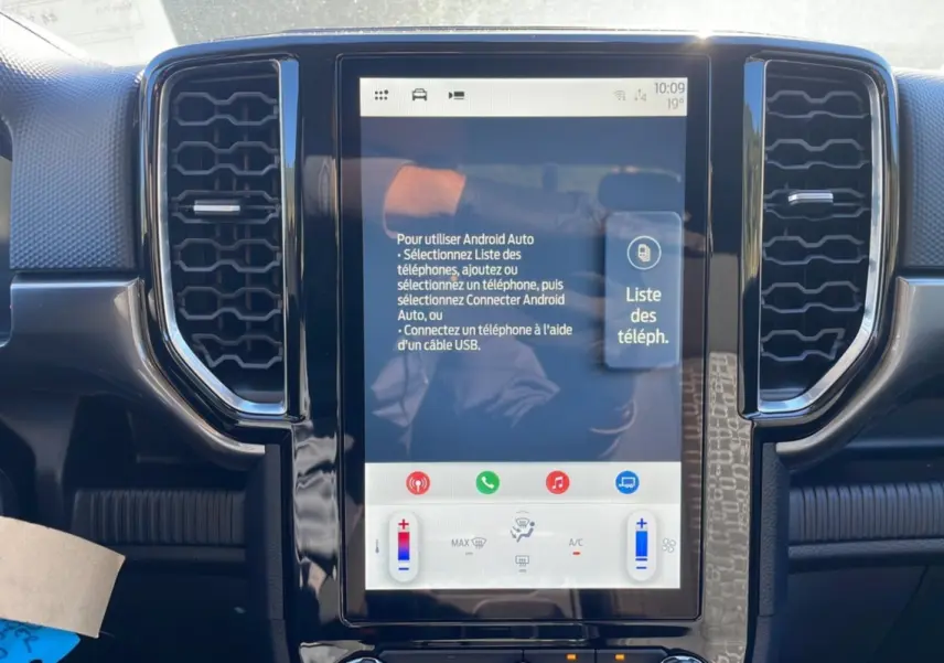 Vue rapprochée de l'écran tactile central du Ford Ranger 2025 gris iconic, affichant les options Android Auto et climatisation.