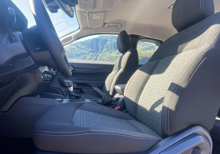 Intérieur du Ford Ranger 2025 en version XLT Supercab, vue côté conducteur montrant les sièges gris et la console centrale.