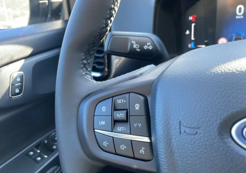 Vue rapprochée du volant du Ford Ranger 2025 gris iconic, montrant les commandes au volant côté gauche.