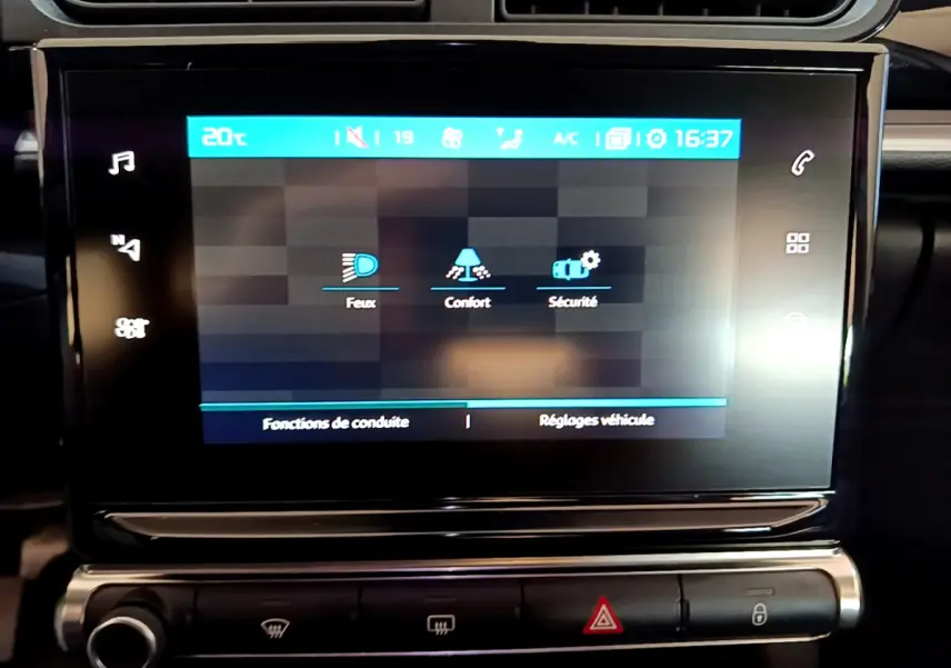 Écran tactile central de la Citroën C3 blanc 2019 affichant les réglages de conduite et sécurité.