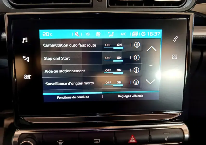 Écran tactile central du tableau de bord de la Citroën C3 blanc, affichant les réglages d'assistance à la conduite.