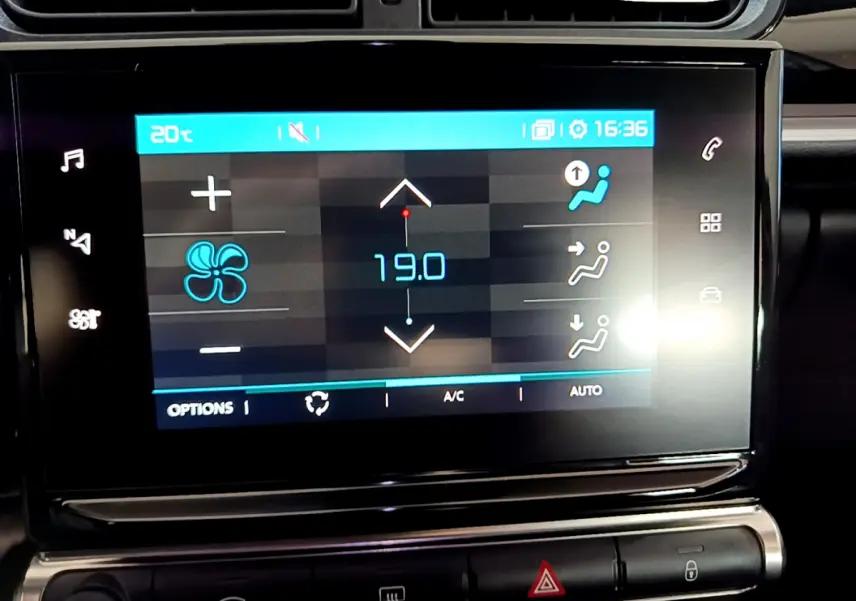 Écran tactile central du tableau de bord de la Citroën C3 blanche, affichant la climatisation à 19°C.