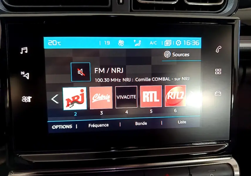 Écran tactile central de la Citroën C3 blanche de 2019 affichant les stations radio FM avec interface moderne.
