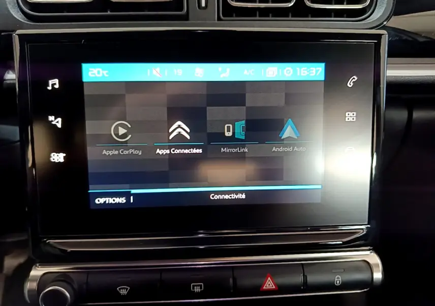 Écran tactile central de la Citroën C3 blanche 2019 affichant Apple CarPlay, MirrorLink et Android Auto.