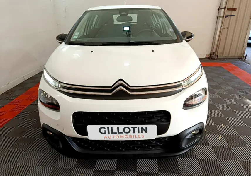 Vue frontale d'une Citroën C3 blanche de 2019 avec phares LED et calandre noire distinctive.