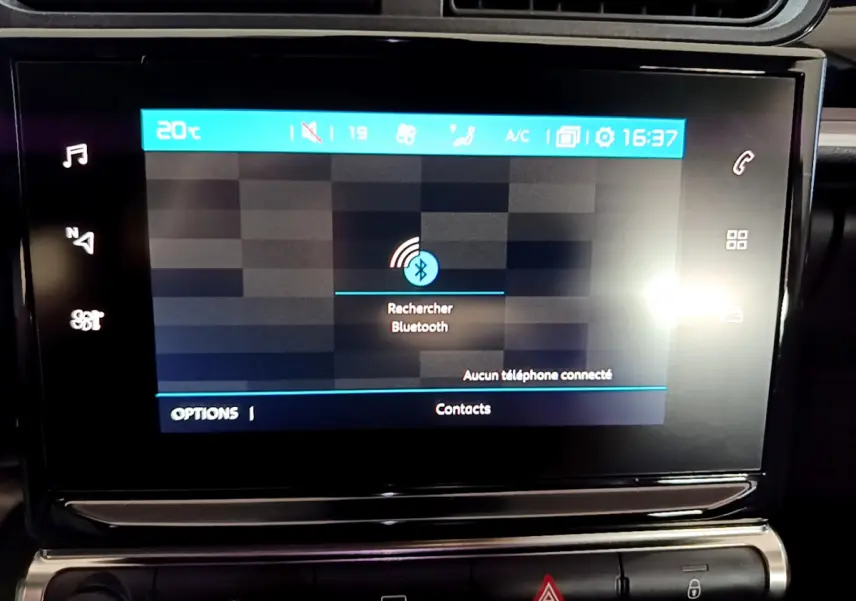 Écran tactile central affichant la recherche Bluetooth dans l'habitacle d'une Citroën C3 blanche de 2019.