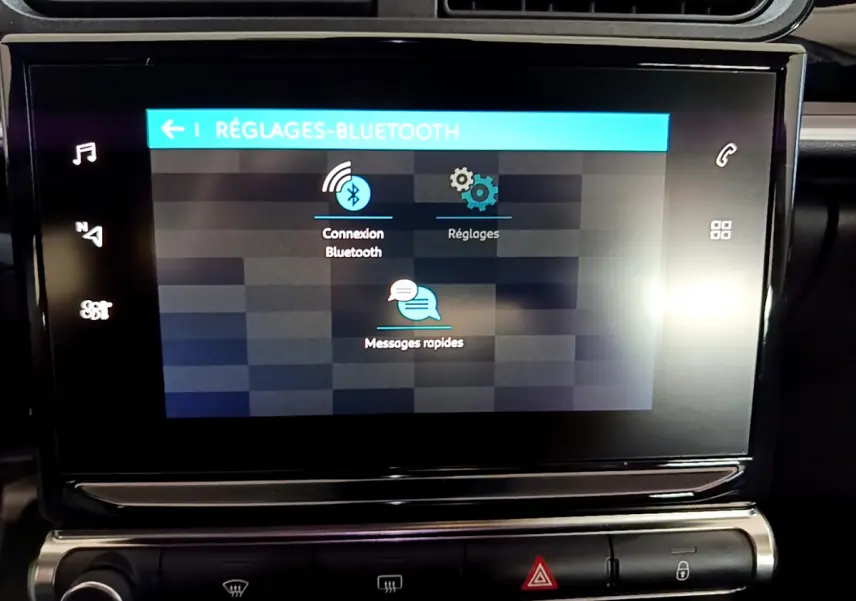 Écran tactile central affichant les réglages Bluetooth dans l'habitacle noir de la Citroën C3 blanche de 2019.