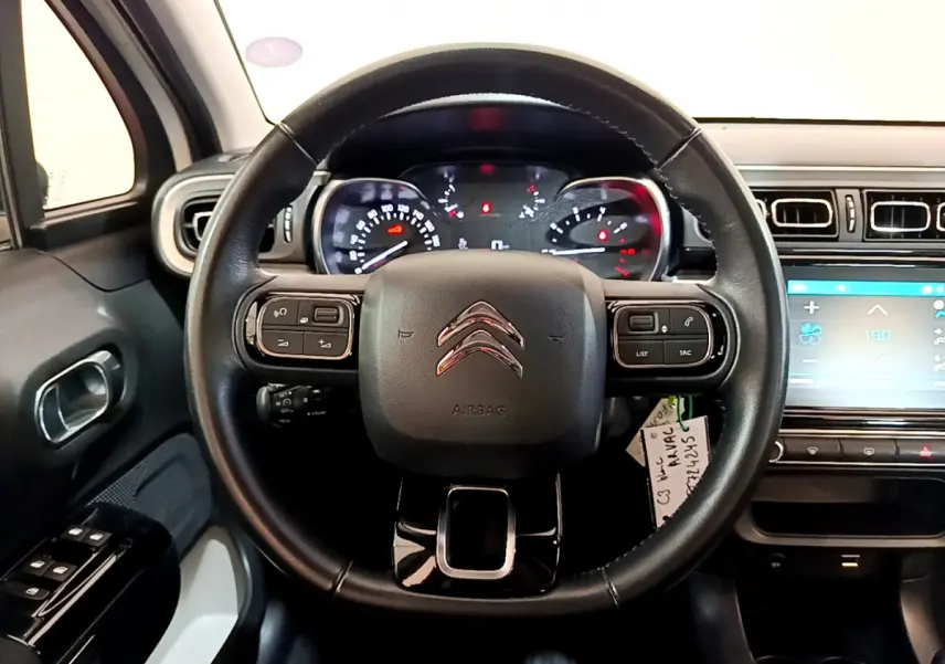 Vue intérieure centrée sur le volant cuir de la Citroën C3 2019 avec tableau de bord et écran tactile visible.