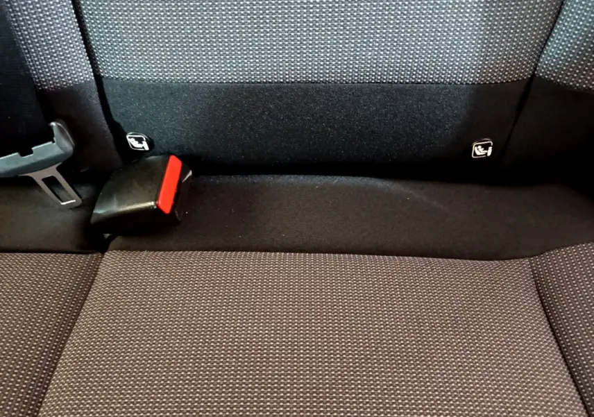 Gros plan sur la banquette arrière noire de la Citroën C3 avec ceintures de sécurité et fixations Isofix visibles.