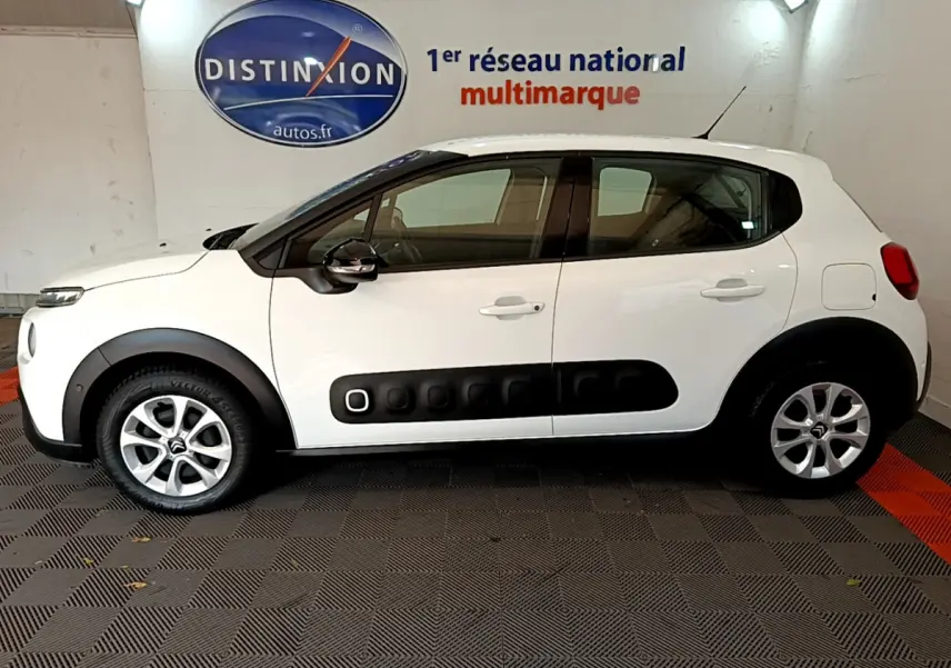 Profil côté gauche d'une Citroën C3 blanche 2019 avec ses protections Airbump noires distinctives sur porte.