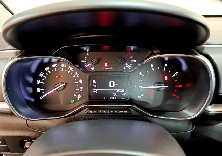 Tableau de bord et compteur digital de la Citroën C3 blanche 2019, affichant 43966 km et alertes actives.